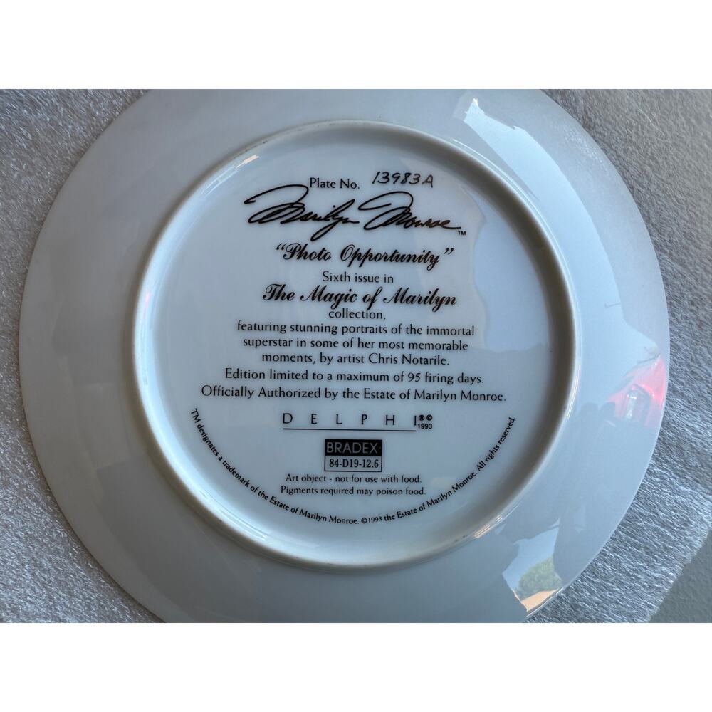 The Magic of Marilyn "Photo Opportunity" Marilyn Monroe Plate No 13983A 1993 - Picture 2 of 2